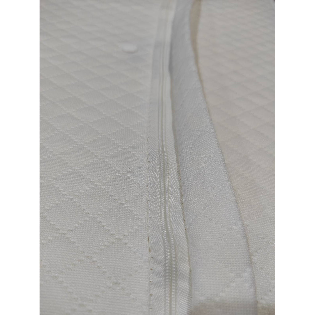 Almohada cervical mariposa en uso durmiendo de lado con el brazo apoyado