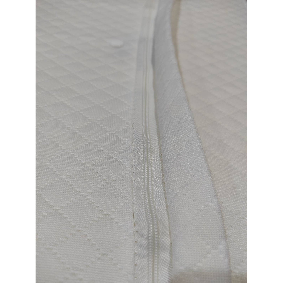 Almohada cervical mariposa en uso durmiendo de lado con el brazo apoyado