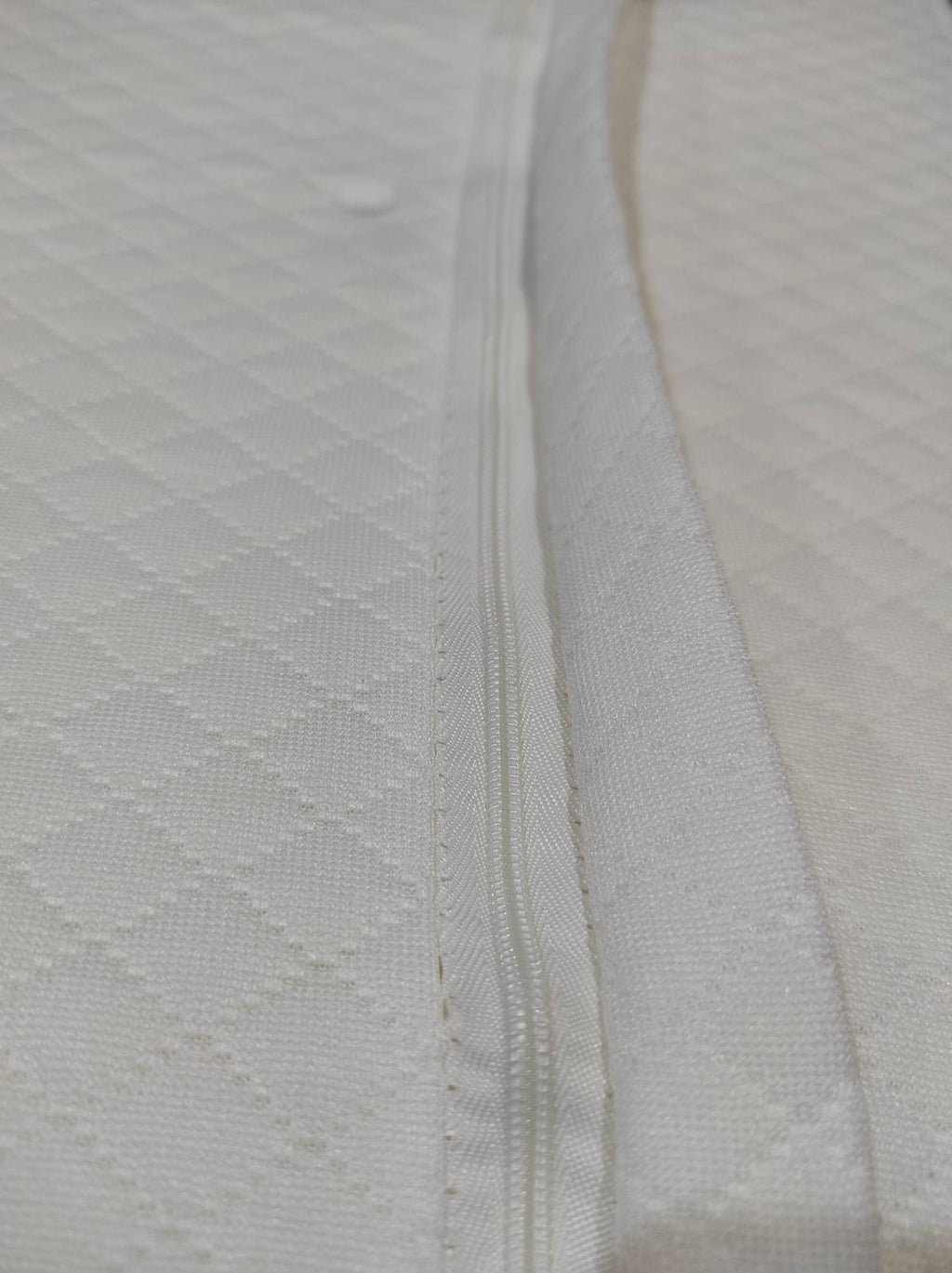 Almohada cervical mariposa en uso durmiendo de lado con el brazo apoyado