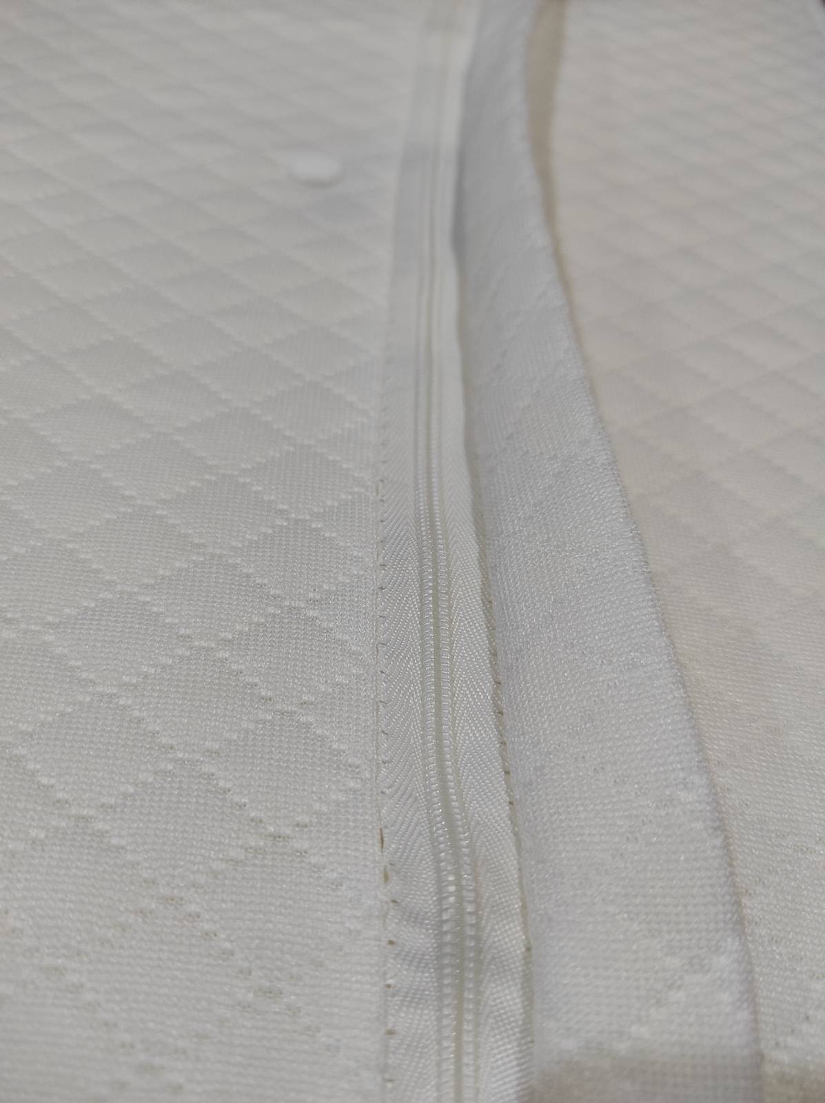 Almohada cervical mariposa en uso durmiendo de lado con el brazo apoyado